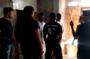 Tim URC Satreskrim Polres Sampang saat berada di TKP penyekapan. (KLIKMADURA)
