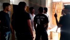 Tim URC Satreskrim Polres Sampang saat berada di TKP penyekapan. (KLIKMADURA)
