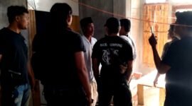 Tim URC Satreskrim Polres Sampang saat berada di TKP penyekapan. (KLIKMADURA)
