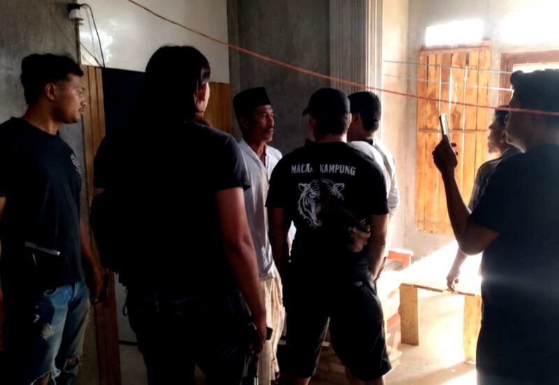 Tim URC Satreskrim Polres Sampang saat berada di TKP penyekapan. (KLIKMADURA)