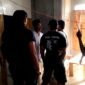 Tim URC Satreskrim Polres Sampang saat berada di TKP penyekapan. (KLIKMADURA)