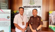 Kasi intel kejari Pamekasan, Agus (kiri) bersama kasi pidsus, Ali Munip. (DOK. KLIKMADURA)