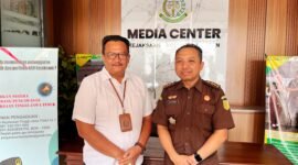 Kasi intel kejari Pamekasan, Agus (kiri) bersama kasi pidsus, Ali Munip. (DOK. KLIKMADURA)