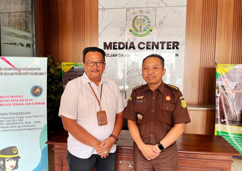 Kasi intel kejari Pamekasan, Agus (kiri) bersama kasi pidsus, Ali Munip. (DOK. KLIKMADURA)