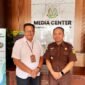 Kasi intel kejari Pamekasan, Agus (kiri) bersama kasi pidsus, Ali Munip. (DOK. KLIKMADURA)