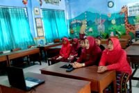 Sejumlah guru dan siswi SDN Gladak Anyar 3 Pamekasan mengikuti sesi wawancara program Sahabat Sekolah Dasar (ISTIMEWA).  