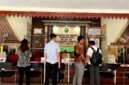 Tim kuasa hukum tergugat Arofatin Nisa’ berada di resepsionis PN Pamekasan. (LAILIYATUN NURIYAH/KLIK MADURA).