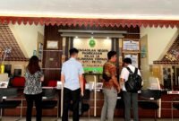 Tim kuasa hukum tergugat Arofatin Nisa’ berada di resepsionis PN Pamekasan. (LAILIYATUN NURIYAH/KLIK MADURA).