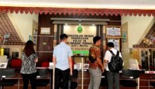 Tim kuasa hukum tergugat Arofatin Nisa’ berada di resepsionis PN Pamekasan. (LAILIYATUN NURIYAH/KLIK MADURA).