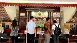 Tim kuasa hukum tergugat Arofatin Nisa’ berada di resepsionis PN Pamekasan. (LAILIYATUN NURIYAH/KLIK MADURA).