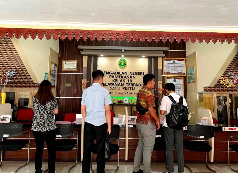 Tim kuasa hukum tergugat Arofatin Nisa’ berada di resepsionis PN Pamekasan. (LAILIYATUN NURIYAH/KLIK MADURA).