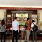 Tim kuasa hukum tergugat Arofatin Nisa’ berada di resepsionis PN Pamekasan. (LAILIYATUN NURIYAH/KLIK MADURA).
