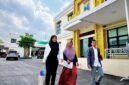 Hanah (tengah) didampingi dua kuasa hukum saat laporan ke Polres Pamekasan, Senin (10/8/2026).