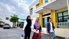 Hanah (tengah) didampingi dua kuasa hukum saat laporan ke Polres Pamekasan, Senin (10/8/2026).