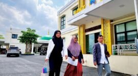 Hanah (tengah) didampingi dua kuasa hukum saat laporan ke Polres Pamekasan, Senin (10/8/2026).