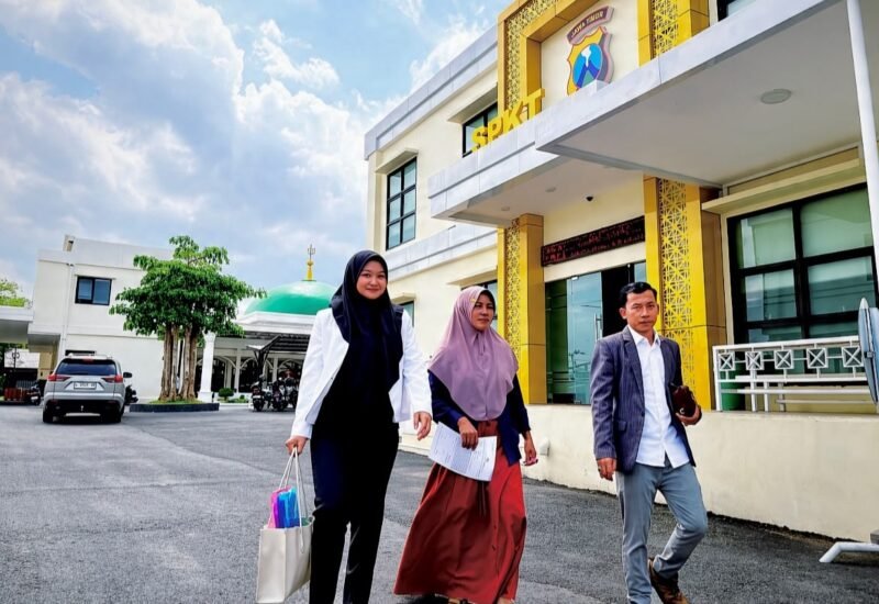 Hanah (tengah) didampingi dua kuasa hukum saat laporan ke Polres Pamekasan, Senin (10/8/2026).