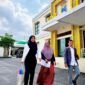 Hanah (tengah) didampingi dua kuasa hukum saat laporan ke Polres Pamekasan, Senin (10/8/2026).