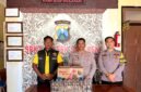 Kapolsek Sapeken Iptu Wijono Aris Sasongko, S.H., didampingi personel menunjukkan miras yang berhasil diamankan. (POLRESTA SUMENEP FOR KLIKMADURA)