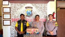 Kapolsek Sapeken Iptu Wijono Aris Sasongko, S.H., didampingi personel menunjukkan miras yang berhasil diamankan. (POLRESTA SUMENEP FOR KLIKMADURA)