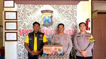 Kapolsek Sapeken Iptu Wijono Aris Sasongko, S.H., didampingi personel menunjukkan miras yang berhasil diamankan. (POLRESTA SUMENEP FOR KLIKMADURA)