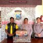 Kapolsek Sapeken Iptu Wijono Aris Sasongko, S.H., didampingi personel menunjukkan miras yang berhasil diamankan. (POLRESTA SUMENEP FOR KLIKMADURA)