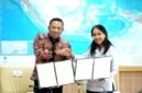 Bupati Sampang H. Slamet Junaidi bersama perwakilan BIG menunjukkan dokumen kerja sama. (KLIKMADURA)