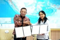 Bupati Sampang H. Slamet Junaidi bersama perwakilan BIG menunjukkan dokumen kerja sama. (KLIKMADURA)