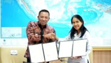 Bupati Sampang H. Slamet Junaidi bersama perwakilan BIG menunjukkan dokumen kerja sama. (KLIKMADURA)