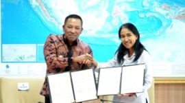 Bupati Sampang H. Slamet Junaidi bersama perwakilan BIG menunjukkan dokumen kerja sama. (KLIKMADURA)