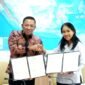 Bupati Sampang H. Slamet Junaidi bersama perwakilan BIG menunjukkan dokumen kerja sama. (KLIKMADURA)