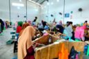 Buruh pabrik rokok sedang melinting rokok di gudang pabrik di Desa Jarin, Kecamatan Pademawu, Pamekasan. (LAILIYATUN NURIYAH/KLIK MADURA).