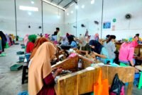 Buruh pabrik rokok sedang melinting rokok di gudang pabrik di Desa Jarin, Kecamatan Pademawu, Pamekasan. (LAILIYATUN NURIYAH/KLIK MADURA).