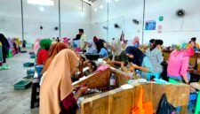 Buruh pabrik rokok sedang melinting rokok di gudang pabrik di Desa Jarin, Kecamatan Pademawu, Pamekasan. (LAILIYATUN NURIYAH/KLIK MADURA).