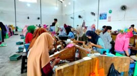 Buruh pabrik rokok sedang melinting rokok di gudang pabrik di Desa Jarin, Kecamatan Pademawu, Pamekasan. (LAILIYATUN NURIYAH/KLIK MADURA).