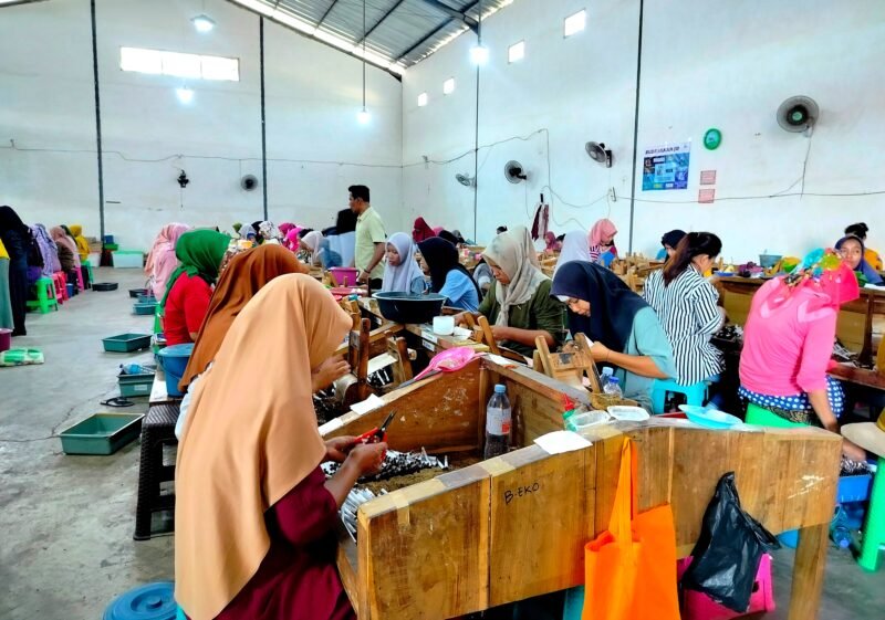 Buruh pabrik rokok sedang melinting rokok di gudang pabrik di Desa Jarin, Kecamatan Pademawu, Pamekasan. (LAILIYATUN NURIYAH/KLIK MADURA).