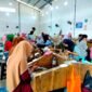 Buruh pabrik rokok sedang melinting rokok di gudang pabrik di Desa Jarin, Kecamatan Pademawu, Pamekasan. (LAILIYATUN NURIYAH/KLIK MADURA).