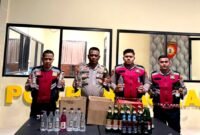 Personel Polrestas Sumenep menunjukkan barang bukti miras yang diamankan dari dua toko. (KLIKMADURA)