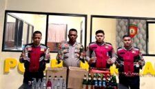 Personel Polrestas Sumenep menunjukkan barang bukti miras yang diamankan dari dua toko. (KLIKMADURA)