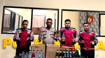 Personel Polrestas Sumenep menunjukkan barang bukti miras yang diamankan dari dua toko. (KLIKMADURA)