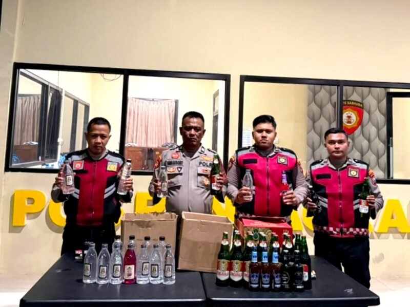 Personel Polrestas Sumenep menunjukkan barang bukti miras yang diamankan dari dua toko. (KLIKMADURA)