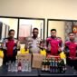 Personel Polrestas Sumenep menunjukkan barang bukti miras yang diamankan dari dua toko. (KLIKMADURA)