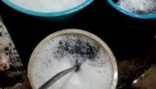 Sampel air sumur milik warga Kecamatan Tambelangan, Kabupaten Sampang dengan kondisi menghitam dan berbusa. (KLIKMADURA)