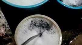 Sampel air sumur milik warga Kecamatan Tambelangan, Kabupaten Sampang dengan kondisi menghitam dan berbusa. (KLIKMADURA)