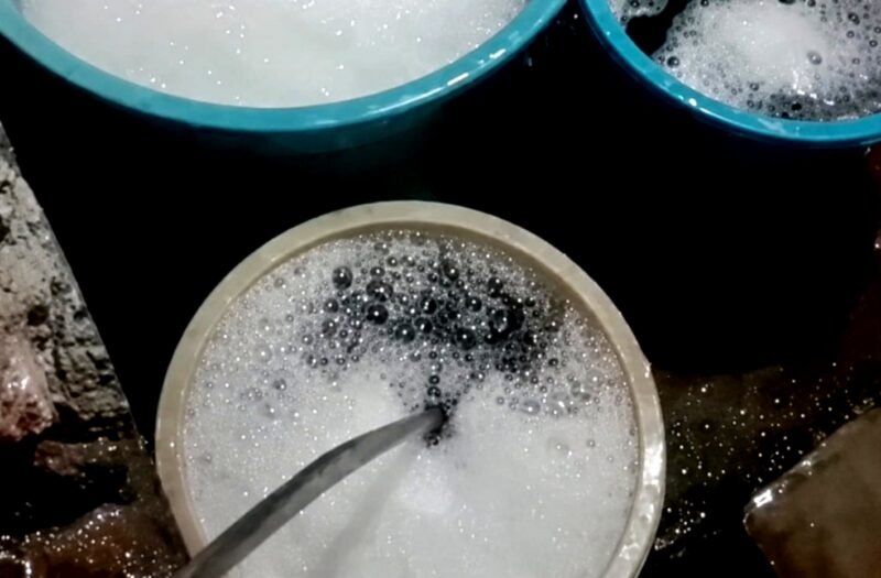 Sampel air sumur milik warga Kecamatan Tambelangan, Kabupaten Sampang dengan kondisi menghitam dan berbusa. (KLIKMADURA)