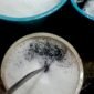 Sampel air sumur milik warga Kecamatan Tambelangan, Kabupaten Sampang dengan kondisi menghitam dan berbusa. (KLIKMADURA)