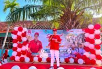Kepala SMAN 2 Pamekasan Moh. Arifin menyampaikan sambutan di acara senam bersama dalam rangka HUT RI ke-81. (LAILIYATUN NURIYAH/KLIK MADURA).