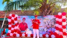 Kepala SMAN 2 Pamekasan Moh. Arifin menyampaikan sambutan di acara senam bersama dalam rangka HUT RI ke-81. (LAILIYATUN NURIYAH/KLIK MADURA).