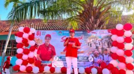 Kepala SMAN 2 Pamekasan Moh. Arifin menyampaikan sambutan di acara senam bersama dalam rangka HUT RI ke-81. (LAILIYATUN NURIYAH/KLIK MADURA).
