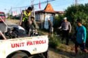 Personel Satlantas Polres Sampang saat mengamankan motor milik mahasiswi Poltera yang terlibat kecelakaan. (KLIKMADURA)