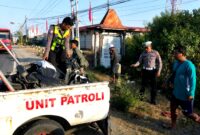 Personel Satlantas Polres Sampang saat mengamankan motor milik mahasiswi Poltekes Sampang yang terlibat kecelakaan. (KLIKMADURA)